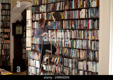 05/21 Melanie Duffill-Jeffs sucht nach Büchern, die repariert werden müssen. Buchkonservatoren kehren zu der mühsamen Reparatur antiker Bücher in br Stockfoto