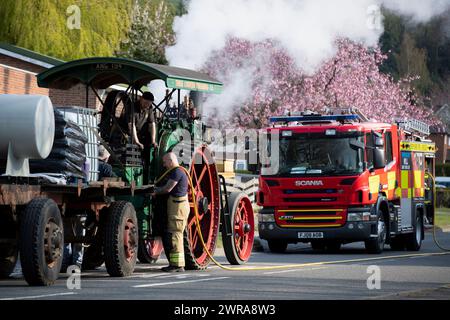 05/21 Besatzungsleiter Ian Godfrey betreibt den engineÕs-Hauptpanzer. Stellen Sie sich vor, itÕs ein Wochenende an Feiertagen und youÕre steckt hinter einem im Verkehr Stockfoto