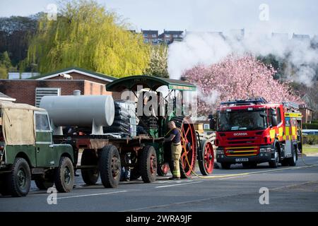 05/21 Besatzungsleiter Ian Godfrey betreibt den engineÕs-Hauptpanzer. Stellen Sie sich vor, itÕs ein Wochenende an Feiertagen und youÕre steckt hinter einem im Verkehr Stockfoto