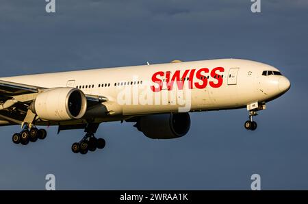 Eine Boeing 777-3DEER von Swiss International Airlines landet auf dem Flughafen Zürich. Das Flugzeug kommt aus San Francisco. Die Registration des LAN Stockfoto