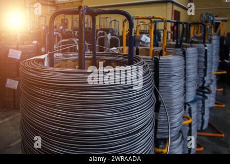 Stahldrahtspule in der Metallverarbeitung. Stockfoto