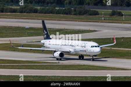 Ein Airbus A321-200 von Turkish Airlines rollt auf dem Flughafen Zürich zur Startbahn. Das Flugzeug trägt die Bemalung von Star Alliance. Registrierung Stockfoto