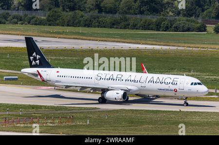 Ein Airbus A321-200 von Turkish Airlines rollt auf dem Flughafen Zürich zur Startbahn. Das Flugzeug trägt die Bemalung von Star Alliance. Registrierung Stockfoto