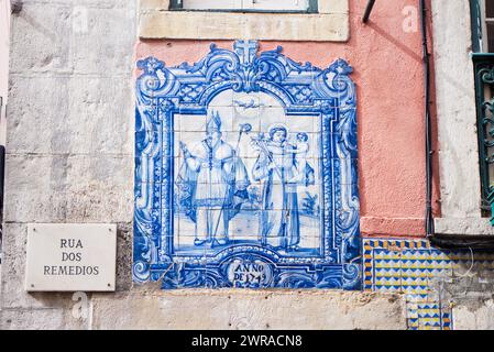 1749 Azulejo Fliesenplatte mit religiösem Thema (Heiliger Martial und Heiliger Antonius) im Rua dos Remedios, Alfama, Lissabon, Portugal Stockfoto