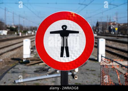 Brüssel Nord, Region Brüssel Hauptstadt, Belgien, 27. Februar 2024 - Hinweisschild mit dem Hinweis, dass der Zugang an einem Bahnsteig verboten ist Stockfoto