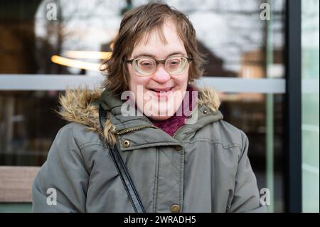 Außenporträt einer glücklichen 41-Jährigen mit Down-Syndrom, Tienen, Belgien. Modell Freigegeben Stockfoto