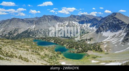 Panorama des Lagerfeuers See unter den verrückten Bergen in den Quellgewässern des süßen Grases Creek Becken in der Nähe von wilsall, montana Stockfoto