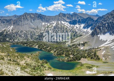 Lagerfeuer See unter den verrückten Bergen im Quellwasser des süßen Grases Creek Becken in der Nähe von wilsall, montana Stockfoto