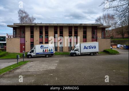 Evere, Region Brüssel-Hauptstadt, Belgien, 2. März 2024 - Fassade und Parkplatz der Reinigungsfirma Activa Stockfoto