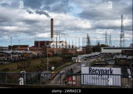 Laeken, Brüssel-Hauptstadtregion, Belgien, 2. März 2024 - Blick auf den Abfallrecyclingpark Recypark und die Industrieaktivität mit einem Elektrizitätskraftwerk Stockfoto