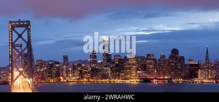 Panoramablick auf die San Francisco Bay Bridge und die Waterfront bei Twilight. Stockfoto