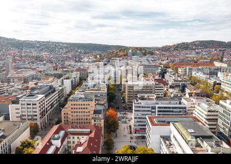 Wunderschöne Skyline Stadtlandschaft von Stuttgart Mitte, Baden-württemberg, Deutschland bei Sonnenuntergang Stockfoto