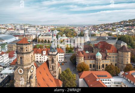 Wunderschöne Skyline Stadtlandschaft von Stuttgart Mitte, Baden-württemberg, Deutschland bei Sonnenuntergang Stockfoto