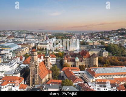 Wunderschöne Skyline Stadtlandschaft von Stuttgart Mitte, Baden-württemberg, Deutschland bei Sonnenuntergang Stockfoto