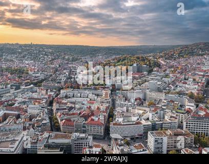 Wunderschöne Skyline Stadtlandschaft von Stuttgart Mitte, Baden-württemberg, Deutschland bei Sonnenuntergang Stockfoto