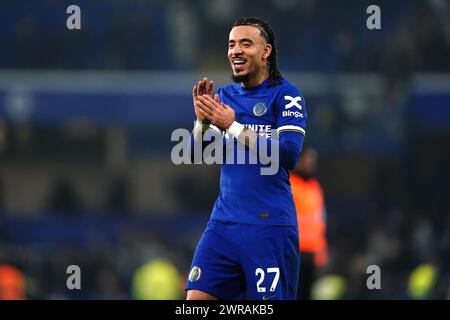 Malo Gusto, Chelsea, applaudiert den Fans nach dem Finale des Premier League-Spiels in Stamford Bridge, London. Bilddatum: Montag, 11. März 2024. Stockfoto