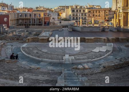 Ruinen unter Restaurierung des römischen Theaters aus dem 1. Jahrhundert v. Chr., archäologische Entdeckung in der Stadt Cartagena, Region Murcia, Spanien. Stockfoto