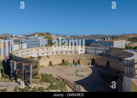Ruinen unter Restaurierung des römischen Amphitheaters aus dem 1. Jahrhundert v. Chr., archäologische Entdeckung in der Stadt Cartagena, Region Murcia, Spanien. Stockfoto
