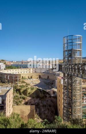 Ruinen unter Restaurierung des römischen Amphitheaters aus dem 1. Jahrhundert v. Chr., archäologische Entdeckung in der Stadt Cartagena, Region Murcia, Spanien. Stockfoto