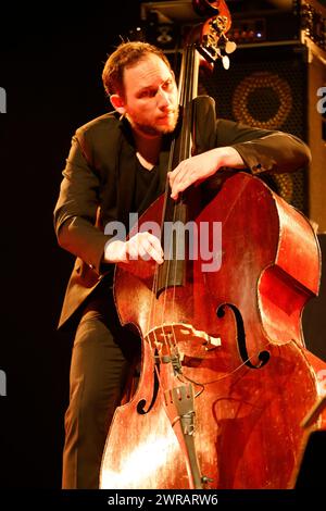 William Brunard französischer Jazz-Kontrabassist im Konzert (mit dem Gitarristen aus Zigeunerstäben Biréli Lagrène) während der Eclats d’Email Jazz Edition festi Stockfoto