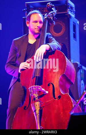 William Brunard französischer Jazz-Kontrabassist im Konzert (mit dem Gitarristen aus Zigeunerstäben Biréli Lagrène) während der Eclats d’Email Jazz Edition festi Stockfoto