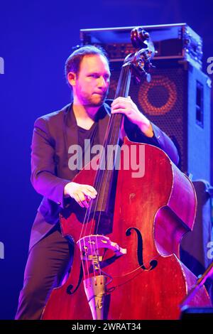 William Brunard französischer Jazz-Kontrabassist im Konzert (mit dem Gitarristen aus Zigeunerstäben Biréli Lagrène) während der Eclats d’Email Jazz Edition festi Stockfoto