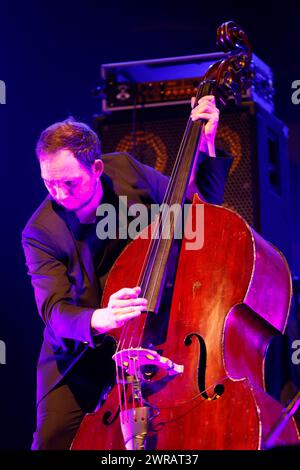 William Brunard französischer Jazz-Kontrabassist im Konzert (mit dem Gitarristen aus Zigeunerstäben Biréli Lagrène) während der Eclats d’Email Jazz Edition festi Stockfoto