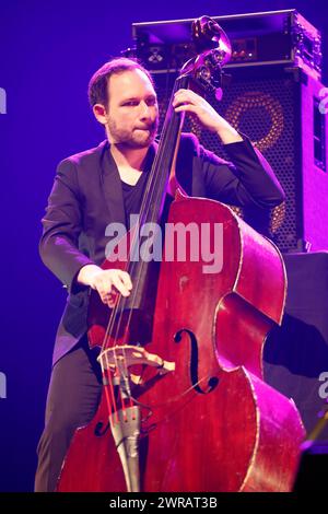 William Brunard französischer Jazz-Kontrabassist im Konzert (mit dem Gitarristen aus Zigeunerstäben Biréli Lagrène) während der Eclats d’Email Jazz Edition festi Stockfoto