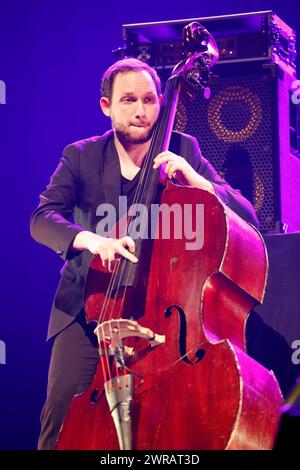 William Brunard französischer Jazz-Kontrabassist im Konzert (mit dem Gitarristen aus Zigeunerstäben Biréli Lagrène) während der Eclats d’Email Jazz Edition festi Stockfoto