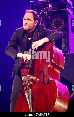 William Brunard französischer Jazz-Kontrabassist im Konzert (mit dem Gitarristen aus Zigeunerstäben Biréli Lagrène) während der Eclats d’Email Jazz Edition festi Stockfoto