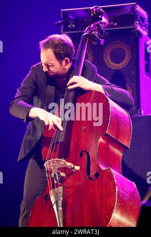 William Brunard französischer Jazz-Kontrabassist im Konzert (mit dem Gitarristen aus Zigeunerstäben Biréli Lagrène) während der Eclats d’Email Jazz Edition festi Stockfoto