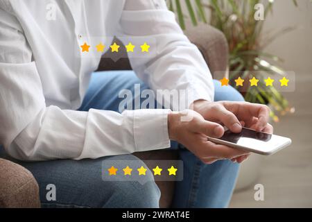 Mann, der zu Hause neue mobile Anwendungen bewertet Stockfoto