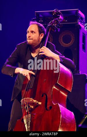 William Brunard französischer Jazz-Kontrabassist im Konzert (mit dem Gitarristen aus Zigeunerstäben Biréli Lagrène) während der Eclats d’Email Jazz Edition festi Stockfoto