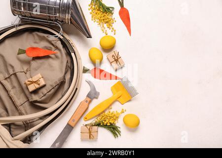 Komposition mit Imkereibedarf und Osterdekor auf hellem Hintergrund Stockfoto