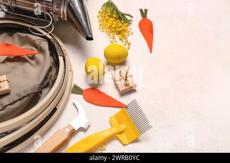 Komposition mit Imkereibedarf und Osterdekor auf hellem Hintergrund Stockfoto