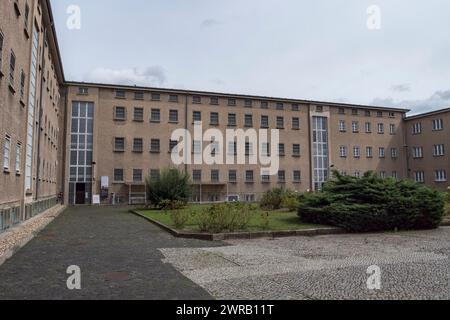 Außenansicht des Zellflügels/Neubaus im ehemaligen Stasi-Gefängnis des Kalten Krieges, Berliner Gedenkstätte Hohenschönhausen, Berlin. Stockfoto