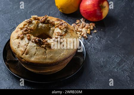 Nasser Walnuss-, Orangen- und Apfelpudding. Stockfoto