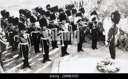 Die Band der Grenadier Guards spielt neben dem Grab von Cecil Rhodes in World's View, Matopos Hills, Südrhodesien, während ihrer Tour 1931 durch das südliche Afrika. Stockfoto