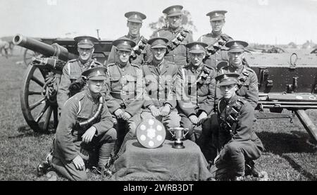 Eine Gruppe von Soldaten der Royal Artillery mit Sporttrophäen vor einem 18-Pfünder-Feldgewehr MK IV im Buddon Camp, Schottland, im Juli 1927. Stockfoto