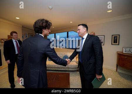 Taoiseach Leo Varadkar (rechts) schüttelt Jack Schlossberg, dem einzigen Enkel von John F. Kennedy, der von Joe Kennedy III. Beobachtet wird, wie er in der Bibliothek von Präsident John F. Kennedy ankommt. bevor er eine Keynote hielt, in der er über das Leben und das Vermächtnis von Präsident Kennedy nachdachte und wie sein Vermächtnis weiterhin Lehren für die globalen Herausforderungen von heute hat, während des Besuchs des Taoiseach in den USA zum St. Patrick's Day in Boston, Massachusetts, USA. Bilddatum: Montag, 11. März 2024. Stockfoto