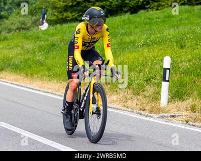 Der niederländische Radrennfahrer Koen Bouwman vom Team Jumbo-Visma kämpft sich, während dem Einzelzeitfahren der 8. Etappe der Tour de Suisse, den an Stockfoto