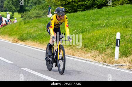 Der niederländische Radrennfahrer Koen Bouwman vom Team Jumbo-Visma kämpft sich, während dem Einzelzeitfahren der 8. Etappe der Tour de Suisse, den an Stockfoto