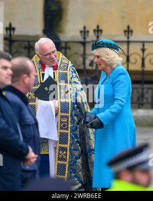 Königin Camilla kommt zum Commonwealth Day Service am 11. März 2024 in Westminster Abbey an. Sie wird vom Dekan der Westminster Abbey David Hoyle begrüßt Stockfoto