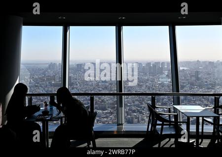 Tokyo Skytree Cafe, Etage 340 tembo Deck – Sumida City, Tokio, Japan – 27. Februar 2024 Stockfoto