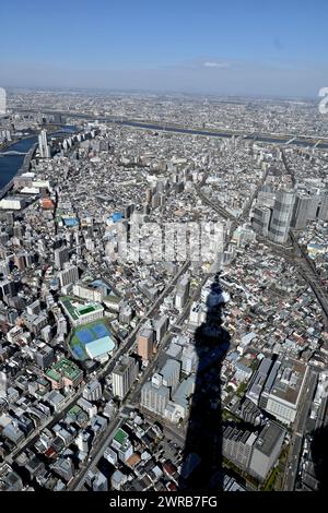 Der Schatten des Tokioter Skytree in der Innenstadt von Tokio – Sumida City, Tokio, Japan – 27. Februar 2024 Stockfoto