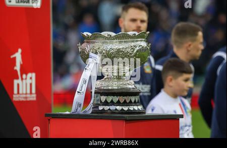 National Football Stadium im Windsor Park, Belfast, Nordirland, Großbritannien. März 2024. Finale des BetMcLean League Cup – Linfield 3 Portadown 1. Der BetMcLean League Cup vor dem Auftakt mit Linfield Torwart Chris Johns dahinter. Stockfoto