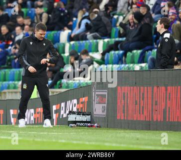 National Football Stadium im Windsor Park, Belfast, Nordirland, Großbritannien. März 2024. Finale des BetMcLean League Cup – Linfield 3 Portadown 1. Linfield-Manager David Healy überprüft seine Stoppuhr zu Beginn des Spiels. Stockfoto