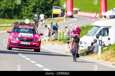 Der dänische Radrennfahrer Mikkel Honoré vom Team EF Education-Easypost kämpft sich, während dem Einzelzeitfahren der 8. Etappe der Tour de Suisse, DE Stockfoto