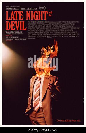 Late Night with the Devil (2023) von Cameron Cairnes und Colin Cairnes mit David Dastmalchian, Laura Gordon und Ian Bliss. Australischer Horror über eine Live-Fernsehsendung im Jahr 1977, die schrecklich schief geht und das Böse in die Wohnzimmer der Nation freisetzt. US-Poster mit einem Blatt ***NUR FÜR REDAKTIONELLE ZWECKE***. Quelle: BFA/IFC Films Stockfoto