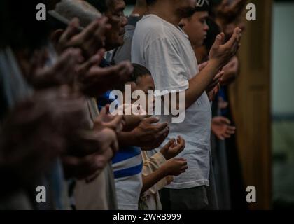 Taguig, Nationale Hauptstadtregion, Philippinen. März 2024. Philippinische Muslime beten in der Blauen Moschee (Kreditbild: © Jose Monsieur Santos/ZUMA Press Wire) NUR REDAKTIONELLE VERWENDUNG! Nicht für kommerzielle ZWECKE! Stockfoto